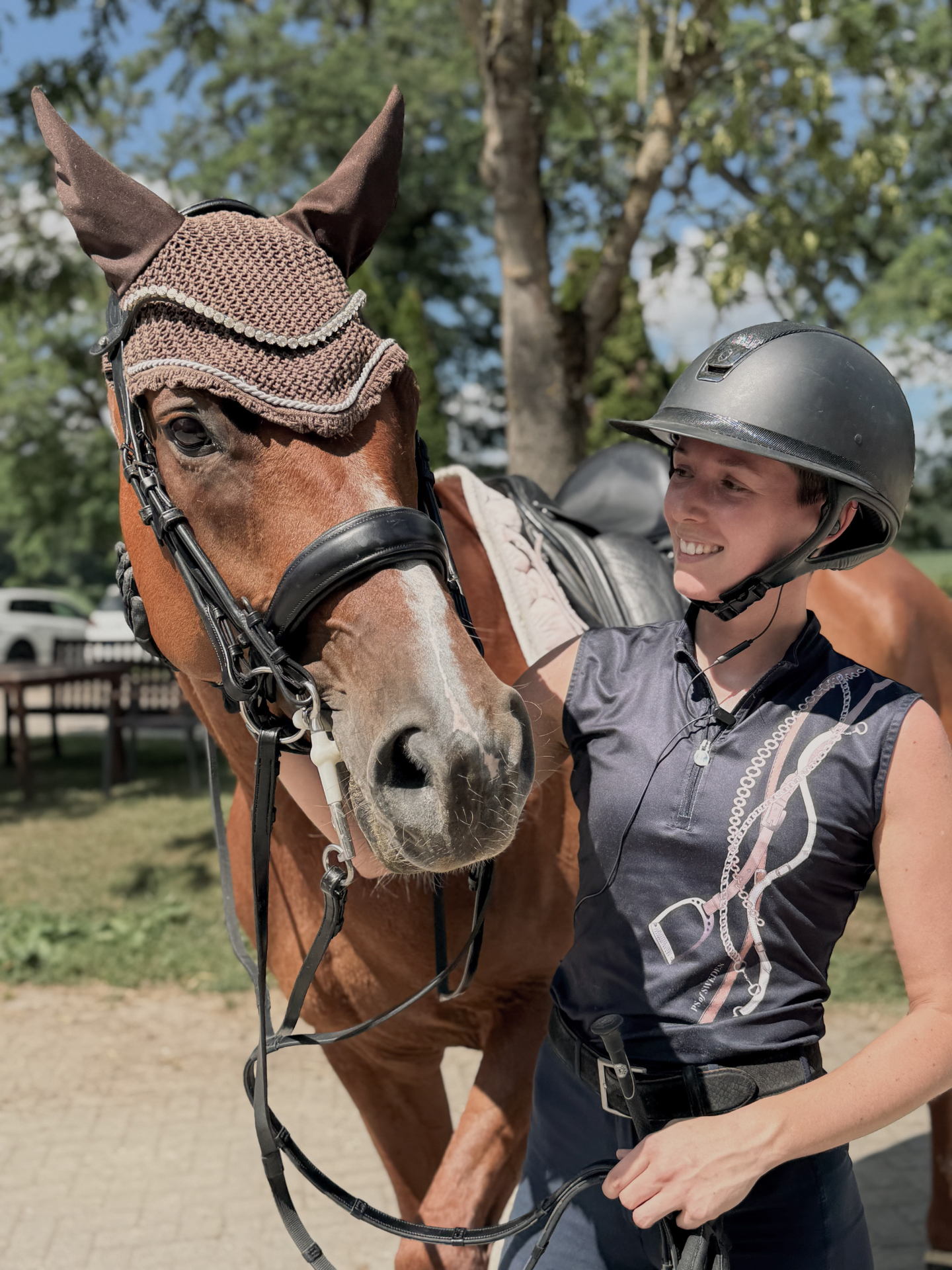 Marleen mit ihrem Pferd im Stall